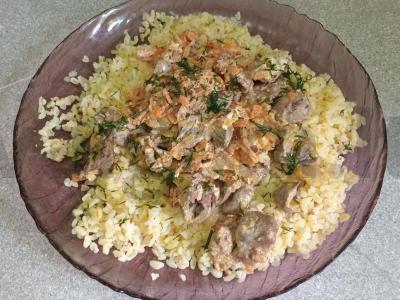 Vištienos širdelės grietinėje su bulguro garnyru pagrindine nuotrauka