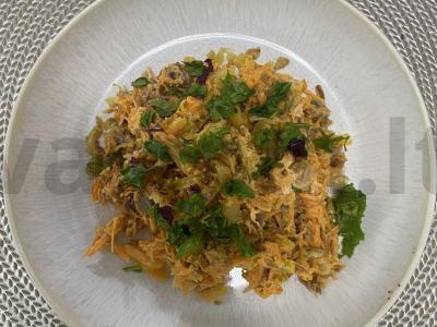 Salotas su veršiena, keptu svogūnu ir daržovėmis pagrindine nuotrauka