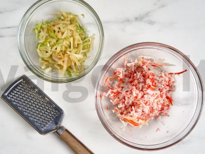 Paprastas salotas su krabų lazdelėmis ir obuoliu Žingsnis 1