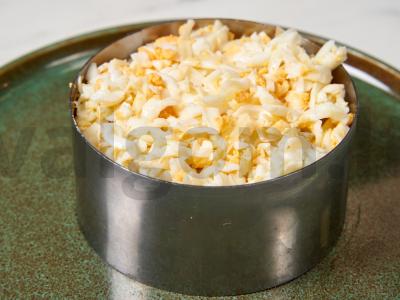 Paprastas salotas su krabų lazdelėmis ir obuoliu Žingsnis 2