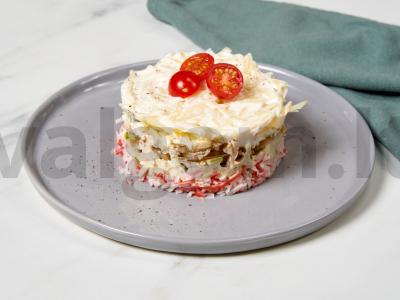 Paprastas salotas su krabų lazdelėmis ir obuoliu pagrindine nuotrauka