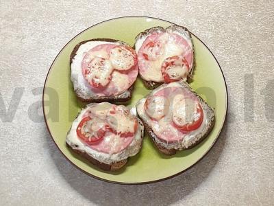 Karšti sumuštiniai su borodino duona ir parmezanu pagrindine nuotrauka