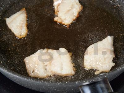 Salotas „Mano žuvis“ iš menkės ir kopūstų Žingsnis 1