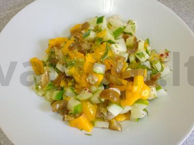 Mango salotas su marinuotais jalapeño pipirais pagrindine nuotrauka