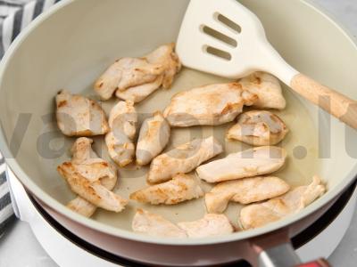 Troškinti daržovės su vištiena keptuvėje Žingsnis 1