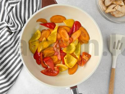 Troškinti daržovės su vištiena keptuvėje Žingsnis 3