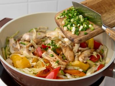 Troškinti daržovės su vištiena keptuvėje Žingsnis 5