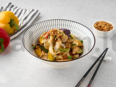 Troškinti daržovės su vištiena keptuvėje pagrindine nuotrauka