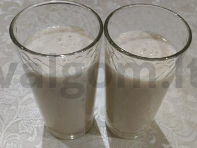 Malonus kefyro kokteilis su bananais pagrindine nuotrauka