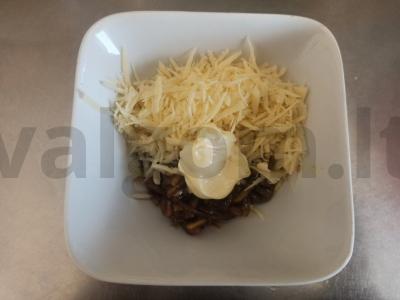 Kiaušinio vokas su marinuotų svogūnų ir dešrelių įdaru Žingsnis 4