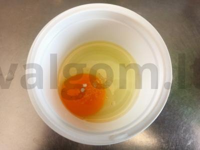 Kiaušinio vokas su marinuotų svogūnų ir dešrelių įdaru Žingsnis 5