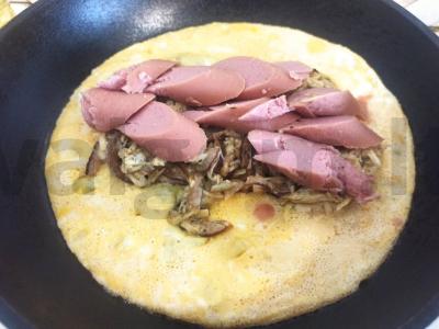 Kiaušinio vokas su marinuotų svogūnų ir dešrelių įdaru Žingsnis 7