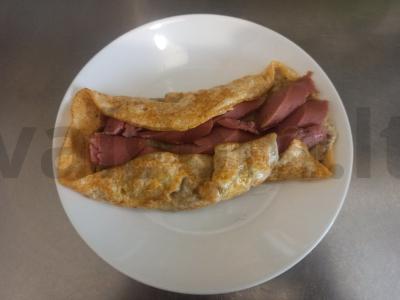 Kiaušinio vokas su marinuotų svogūnų ir dešrelių įdaru pagrindine nuotrauka