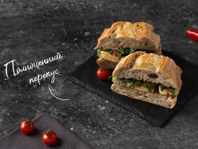 Karštas sumuštinis su tofu ir pomidorais pagrindine nuotrauka