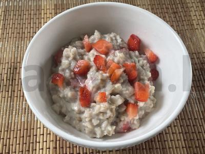 Avižinė košė su braškėmis pagrindine nuotrauka