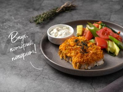 Kepta lašiša su traškia plutele pagrindine nuotrauka