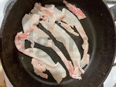 Kiaušinienė su bekonu, pomidoru ir pipirais Žingsnis 1