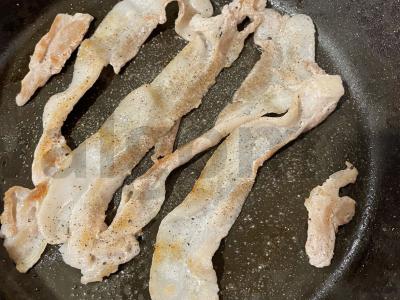 Kiaušinienė su bekonu, pomidoru ir pipirais Žingsnis 2