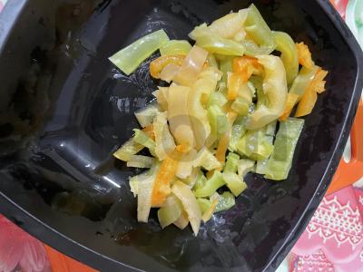 Kiaušinienė su bekonu, pomidoru ir pipirais Žingsnis 4