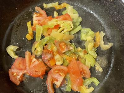 Kiaušinienė su bekonu, pomidoru ir pipirais Žingsnis 5