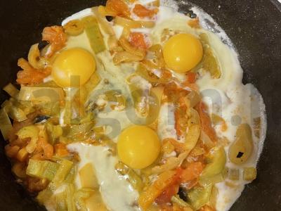 Kiaušinienė su bekonu, pomidoru ir pipirais Žingsnis 6