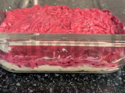 Salotas „Silkė po kailiu“ su garstyčių padažu pagrindine nuotrauka