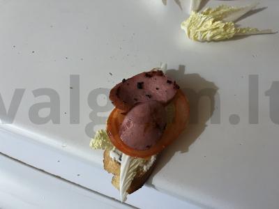 Sotūs sumuštiniai su keptomis dešrelėmis Žingsnis 9