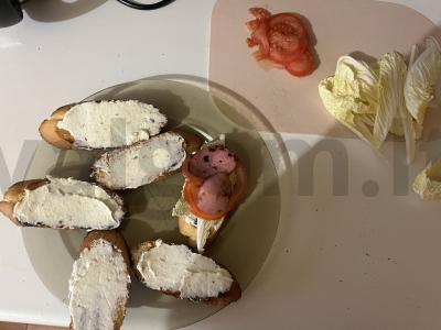 Sotūs sumuštiniai su keptomis dešrelėmis Žingsnis 10