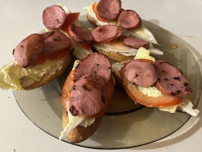 Sotūs sumuštiniai su keptomis dešrelėmis pagrindine nuotrauka