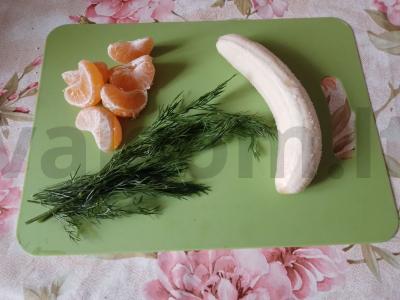 Banano ir mandarinų kokteilis su krapais Žingsnis 1