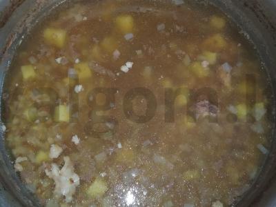 Sriuba su grikių kruopomis ant jautienos kaulų pagrindine nuotrauka