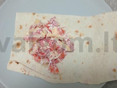 Traškūs trikampiai iš lavašo su salchichon dešra Žingsnis 6