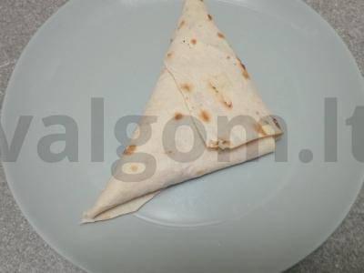 Traškūs trikampiai iš lavašo su salchichon dešra Žingsnis 7