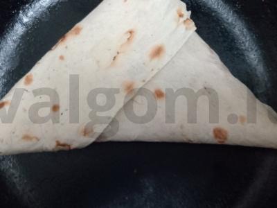 Traškūs trikampiai iš lavašo su salchichon dešra Žingsnis 8