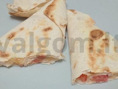 Traškūs trikampiai iš lavašo su salchichon dešra pagrindine nuotrauka