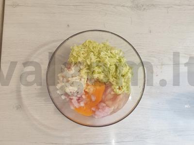 Smulkintos vištienos kotletai su cukinija Žingsnis 4