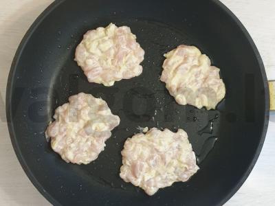 Smulkintos vištienos kotletai su cukinija Žingsnis 6