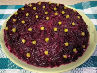 Švelni silkių salotos su obuoliais ir sūriu pagrindine nuotrauka