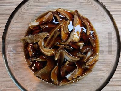 Pica su baltais grybais ant paruošto sluoksniuoto tešlos Žingsnis 1