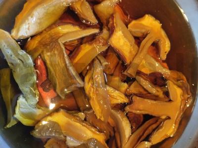 Pica su baltais grybais ant paruošto sluoksniuoto tešlos Žingsnis 2