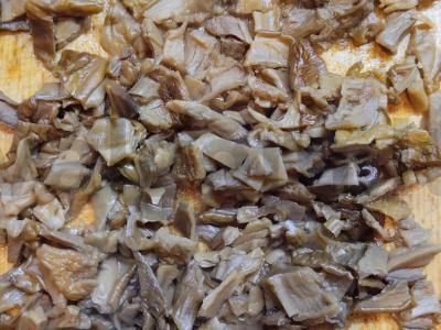 Pica su baltais grybais ant paruošto sluoksniuoto tešlos Žingsnis 3