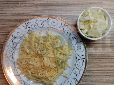 Pica su baltais grybais ant paruošto sluoksniuoto tešlos Žingsnis 4