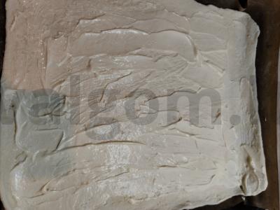 Pica su baltais grybais ant paruošto sluoksniuoto tešlos Žingsnis 6