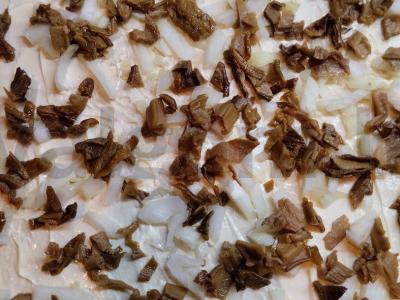 Pica su baltais grybais ant paruošto sluoksniuoto tešlos Žingsnis 7