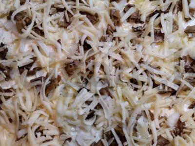 Pica su baltais grybais ant paruošto sluoksniuoto tešlos Žingsnis 8