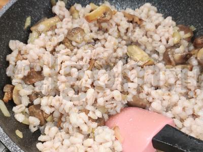 Perlo košė su grybais kaip garnyras Žingsnis 6