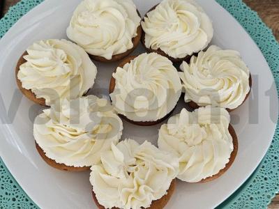 Mafinas su braškių džemu desertui pagrindine nuotrauka