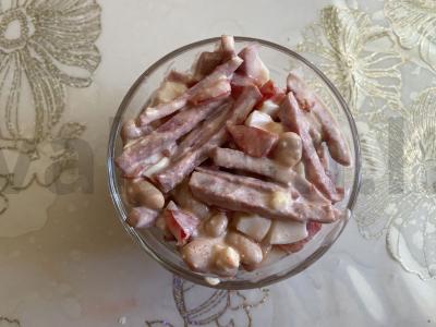 Salotas su pomidoru ir baltais pupelėmis pagrindine nuotrauka