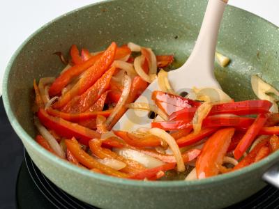 Žalioji pupelė, kepta su kiaušiniais ir daržovėmis Žingsnis 3