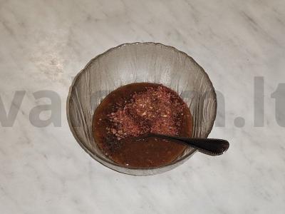 Skumbrė, kepta su slyvų padažu Žingsnis 2